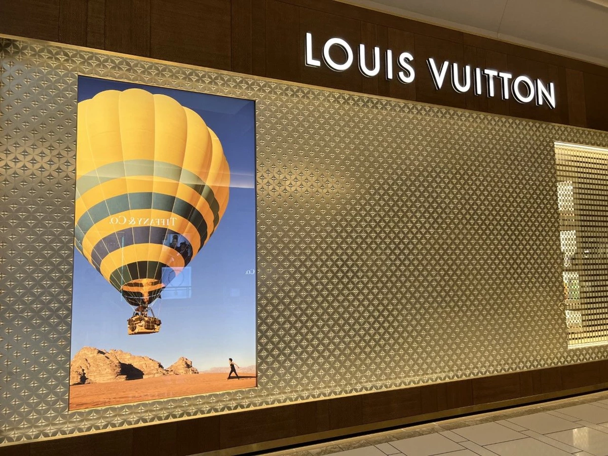 Louis Vuitton Window Signage in NYC - 40 VISUALS